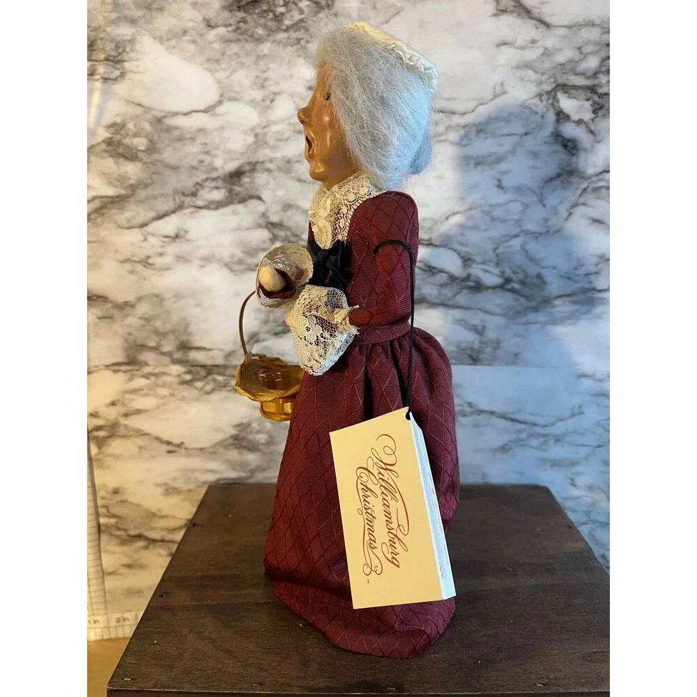 1999 Byers Choice Carolers Williamsburg Lady with Basket